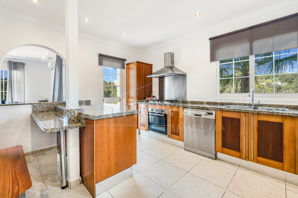 Fantastic opportunity; a four bedroom, south west facing villa in Elviria