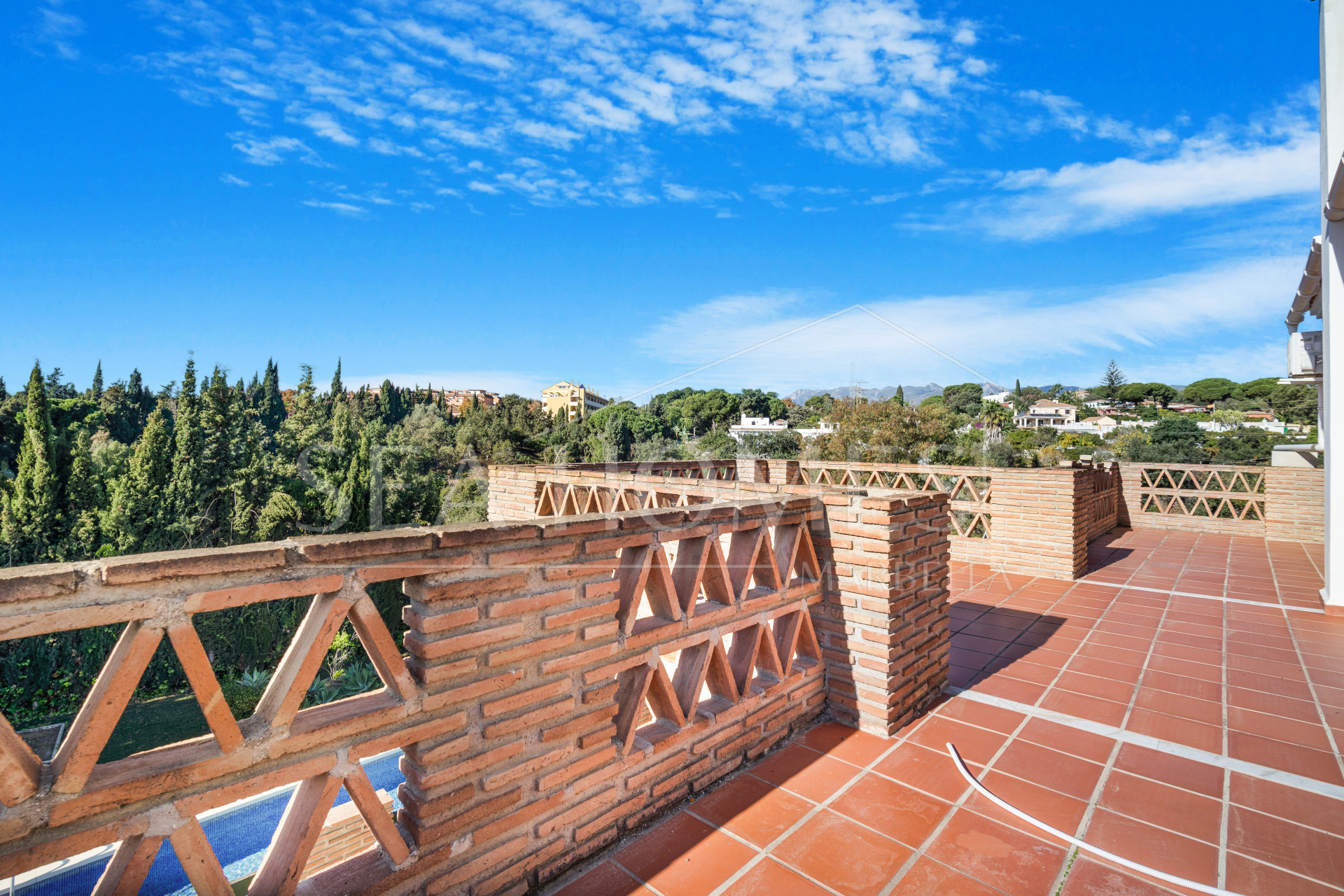 Fantastic opportunity; a four bedroom, south west facing villa in Elviria