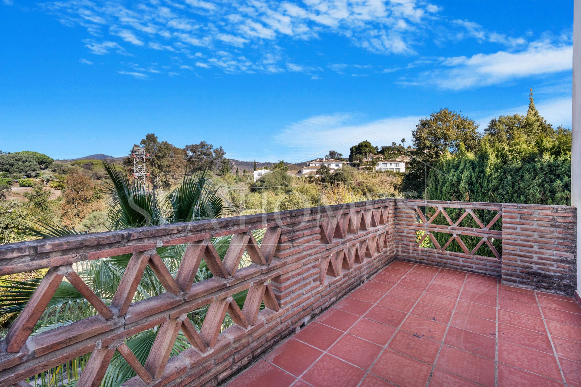 Fantastic opportunity; a four bedroom, south west facing villa in Elviria