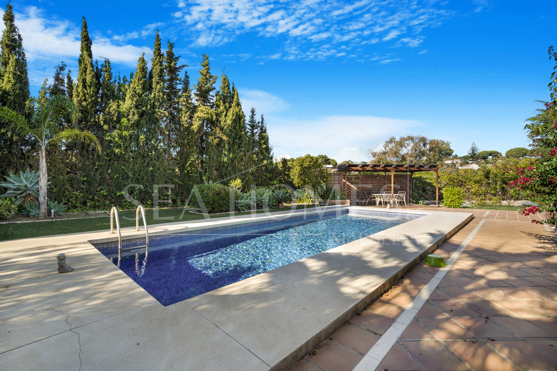 Fantastic opportunity; a four bedroom, south west facing villa in Elviria
