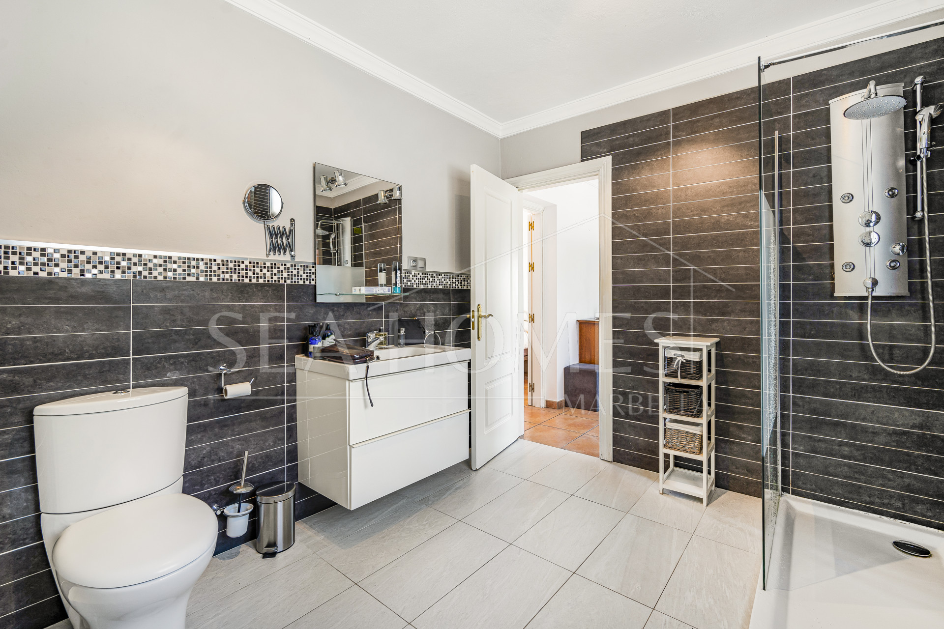 Fantastic opportunity; a four bedroom, south west facing villa in Elviria