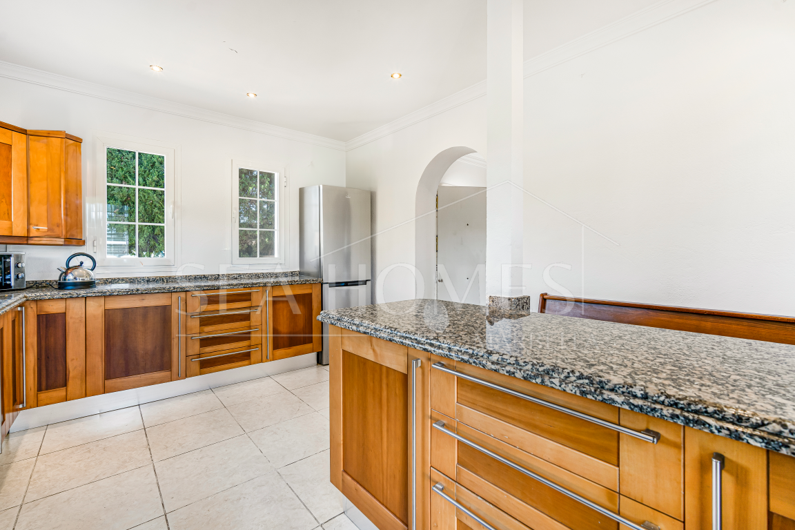 Fantastic opportunity; a four bedroom, south west facing villa in Elviria