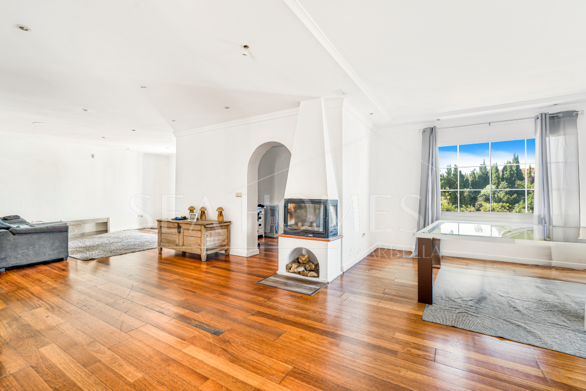 Fantastic opportunity; a four bedroom, south west facing villa in Elviria