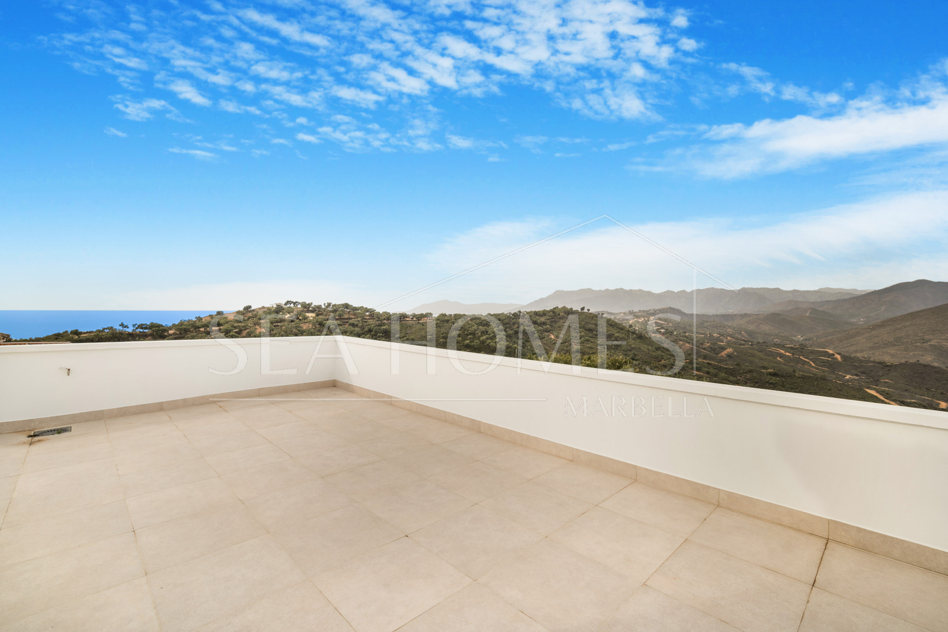 Fantastic three bedroom semi detached villa in a gated community of Monte Elviria, La Mairena