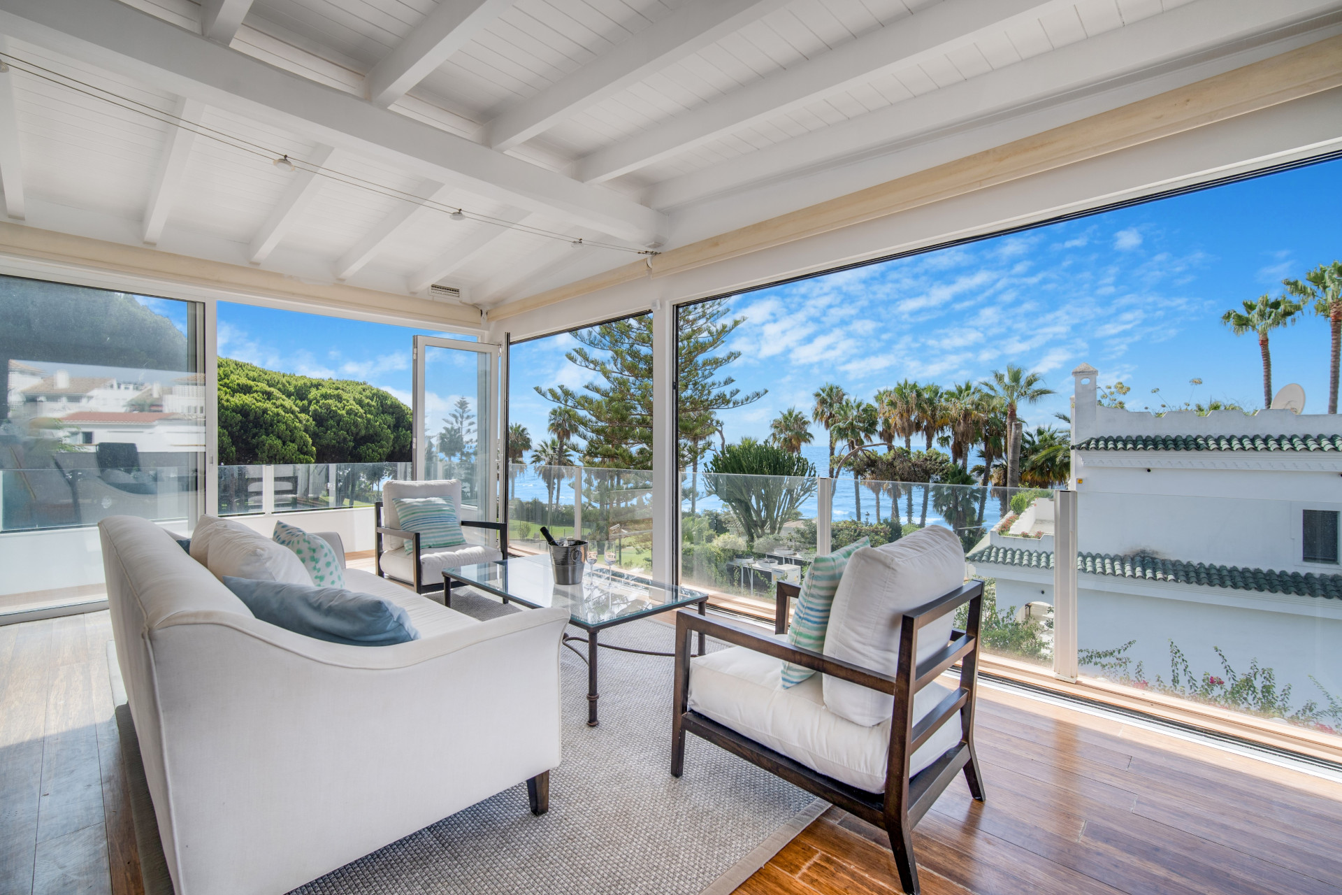 A metros de la hermosa playa de arena de Casablanca.