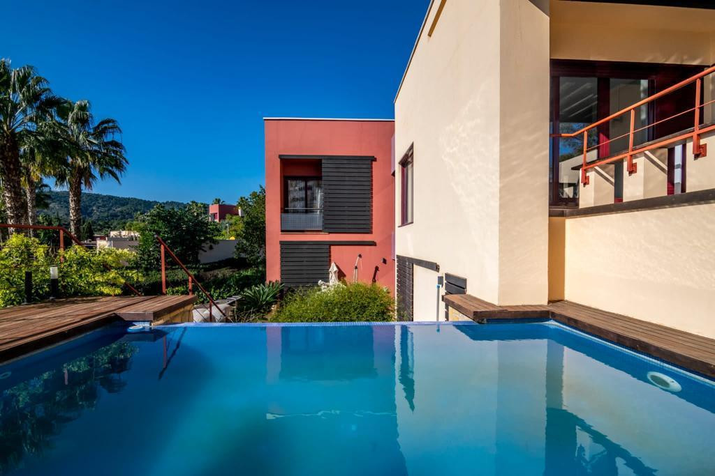 Impeccable, three bedroom Villa located in La Resina Golf, on the New Golden Mile