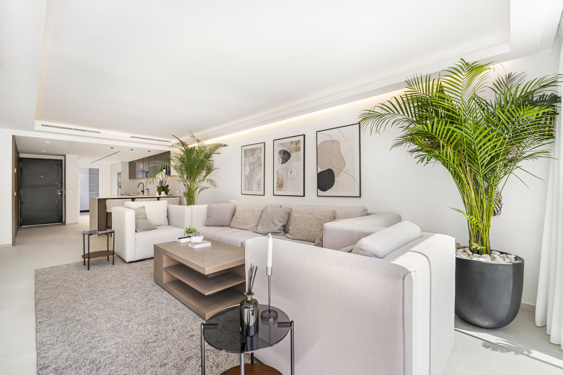 Ubicada en la zona más cotizada de la Milla de Oro de Marbella, Casa Penati es una propiedad recientemente renovada que se caracteriza por el lujo y la sofisticación. Se encuentra en una pequeña comunidad llamada Marbellamar.