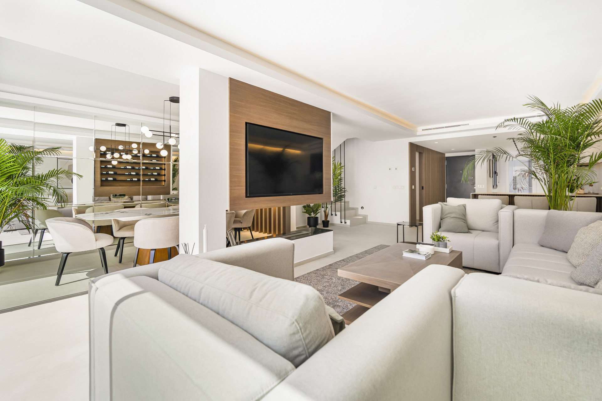 Ubicada en la zona más cotizada de la Milla de Oro de Marbella, Casa Penati es una propiedad recientemente renovada que se caracteriza por el lujo y la sofisticación. Se encuentra en una pequeña comunidad llamada Marbellamar.