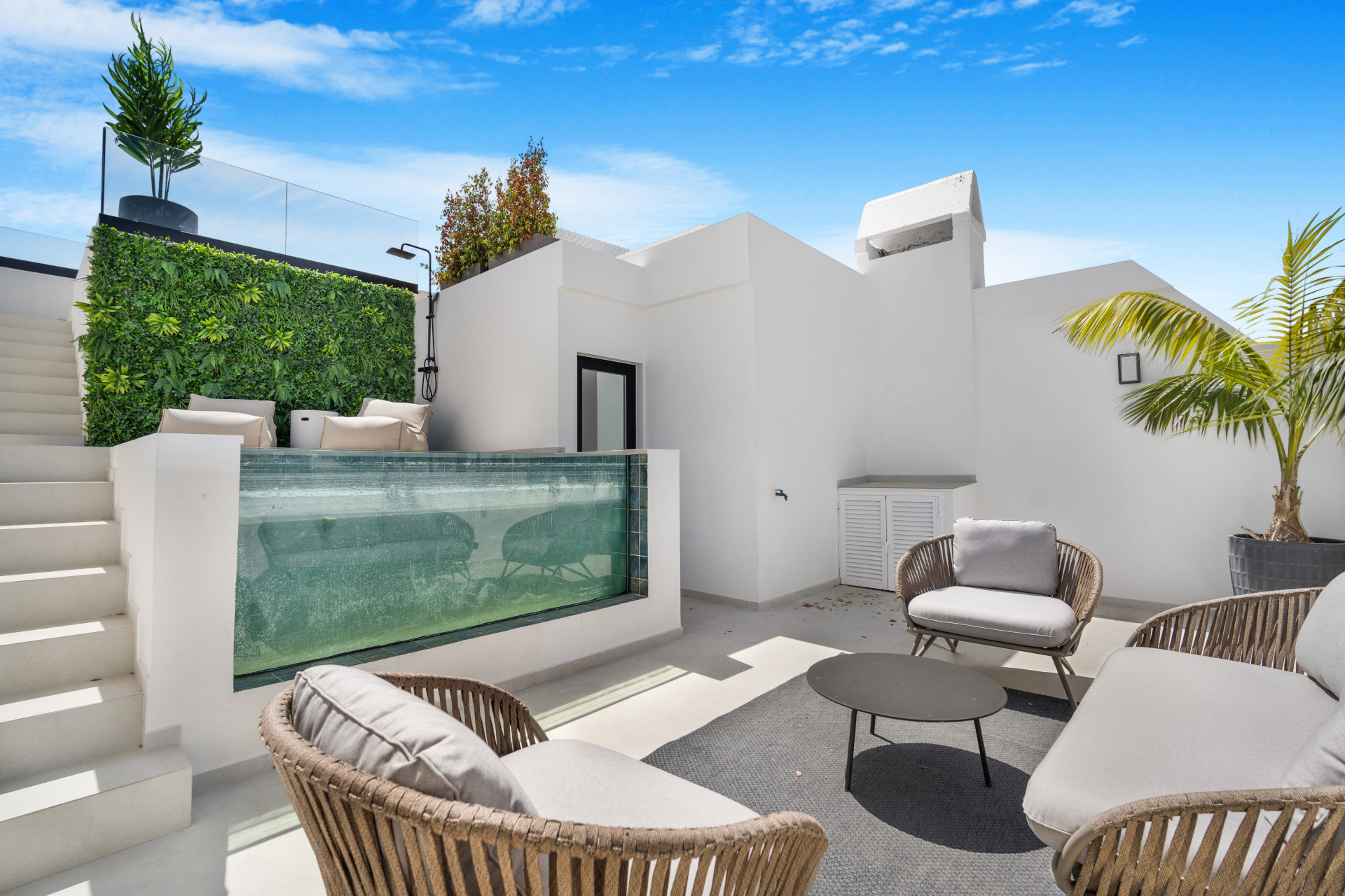 Ubicada en la zona más cotizada de la Milla de Oro de Marbella, Casa Penati es una propiedad recientemente renovada que se caracteriza por el lujo y la sofisticación. Se encuentra en una pequeña comunidad llamada Marbellamar.