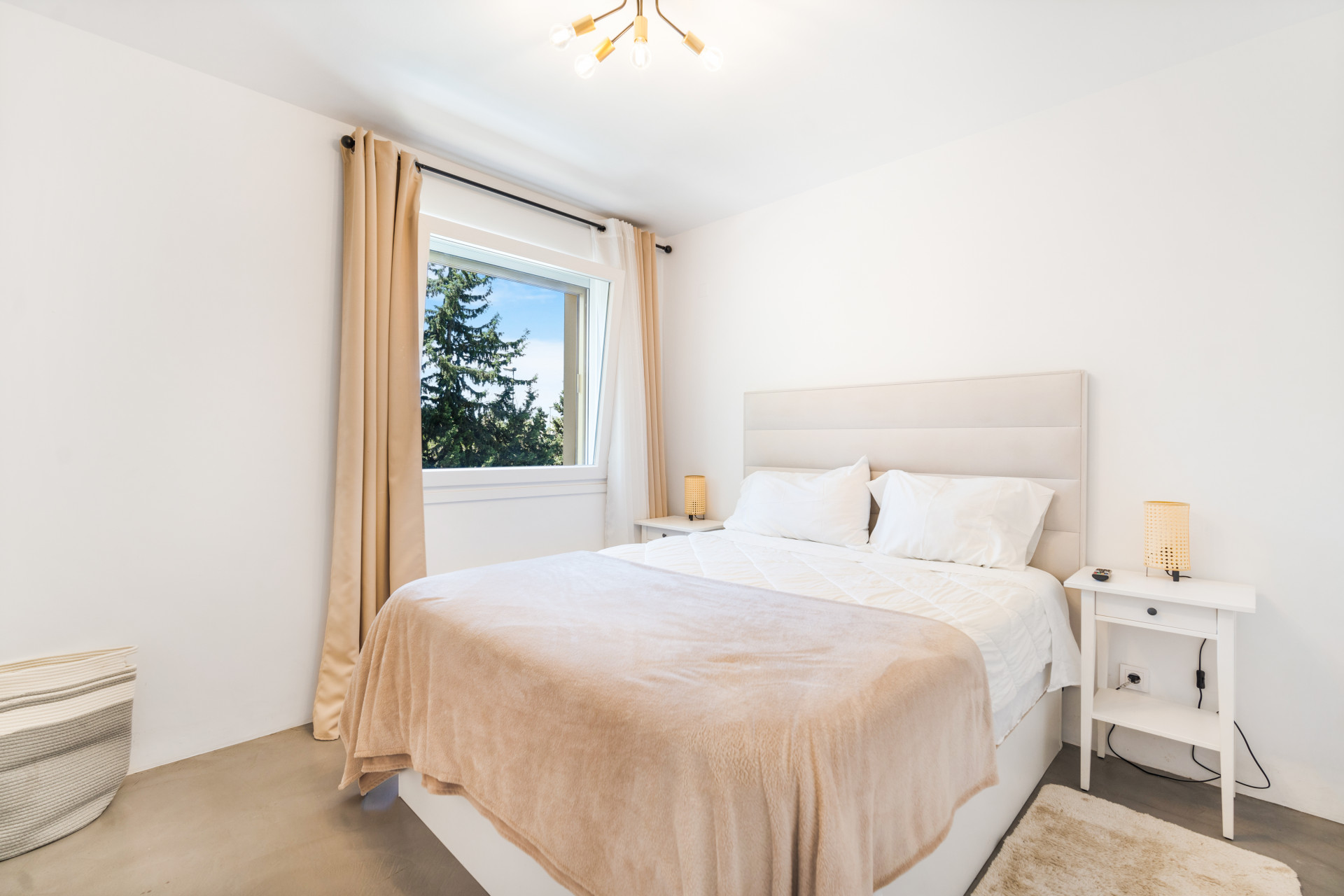 ¡Una oportunidad de inversión! Apartamento de dos dormitorios con orientación sur en una ubicación privilegiada de Nueva Andalucía, Marbella