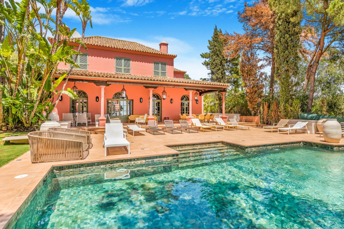 Magnífico chalet de seis dormitorios situado en Hacienda Las Chapas, Marbella, con impresionantes vistas al mar