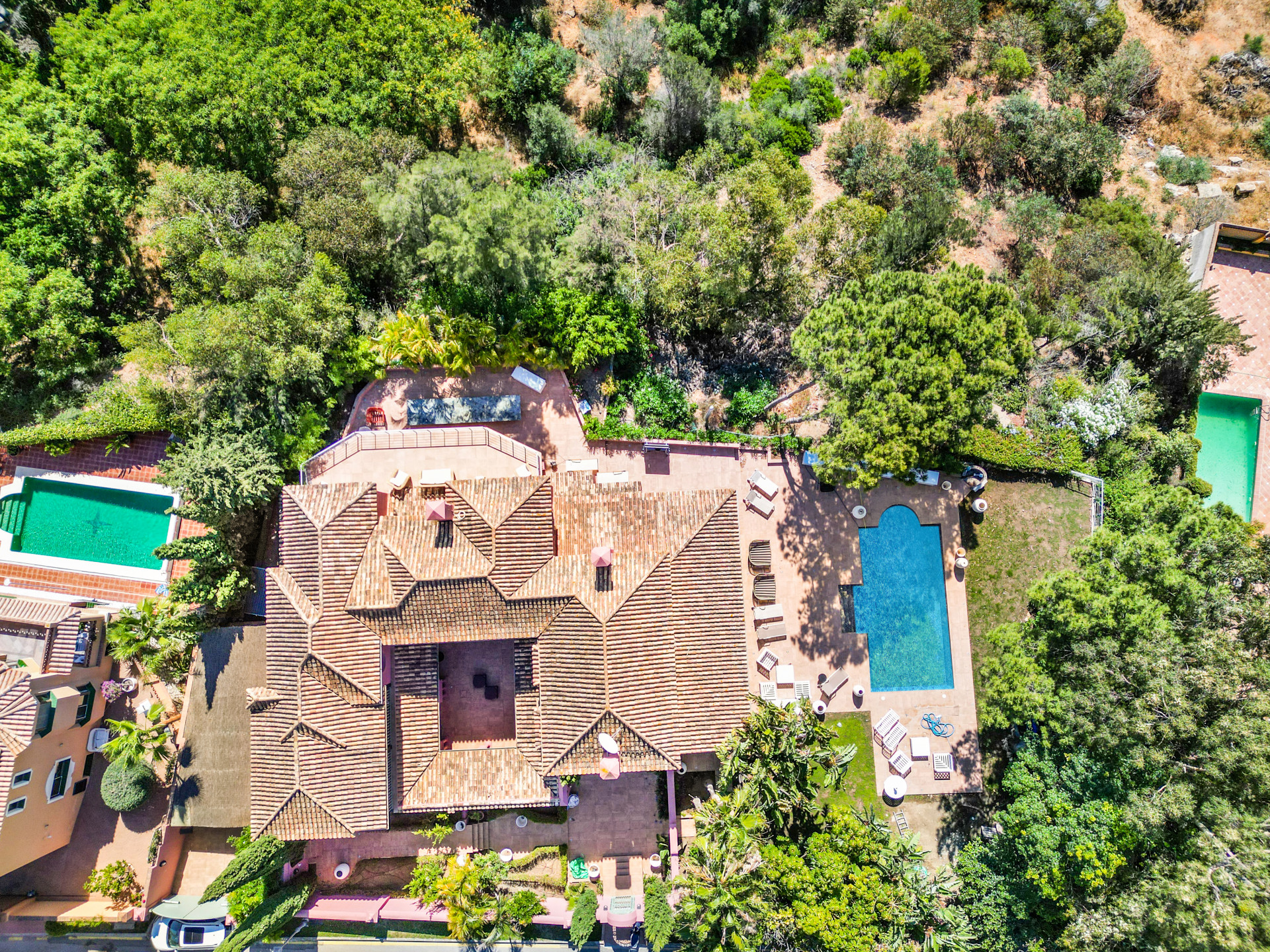 Magnífico chalet de seis dormitorios situado en Hacienda Las Chapas, Marbella, con impresionantes vistas al mar