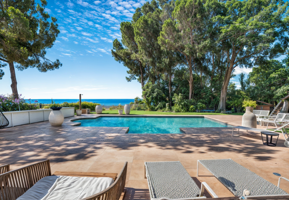 Magnífico chalet de seis dormitorios situado en Hacienda Las Chapas, Marbella, con impresionantes vistas al mar