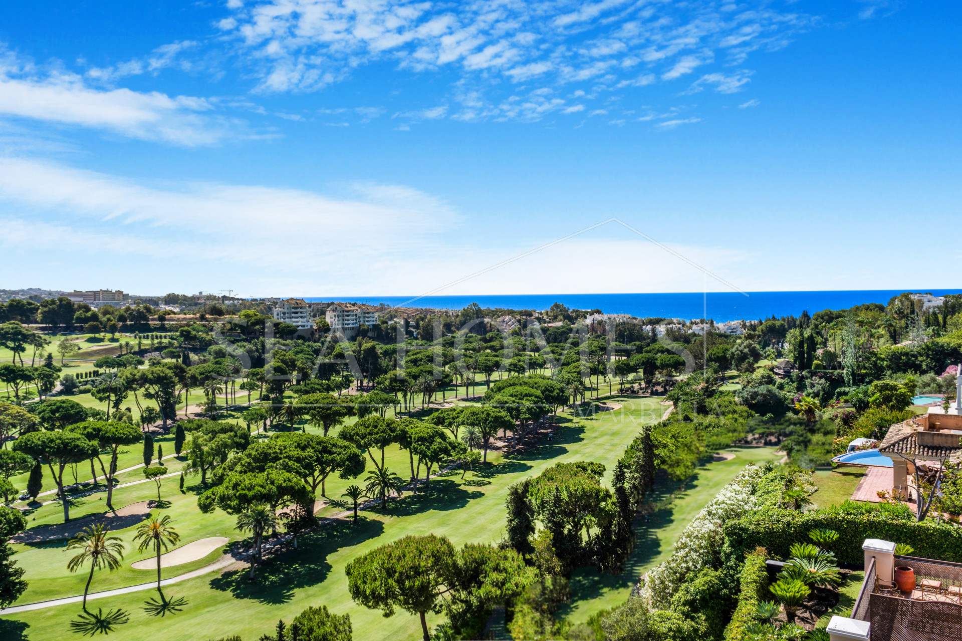 Impressive four-bedroom duplex penthouse in Vista Golf, Rio Real; with panoramic sea views