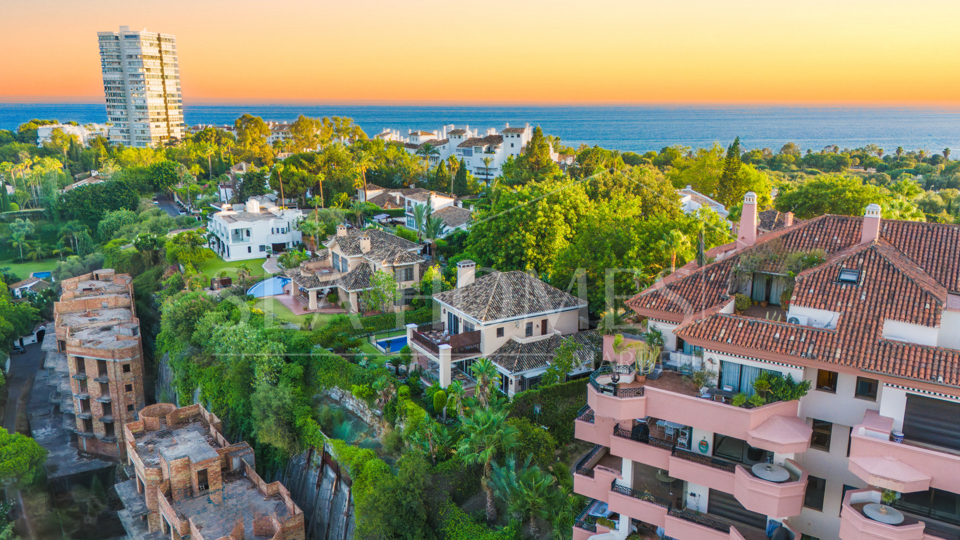 Impressive four-bedroom duplex penthouse in Vista Golf, Rio Real; with panoramic sea views