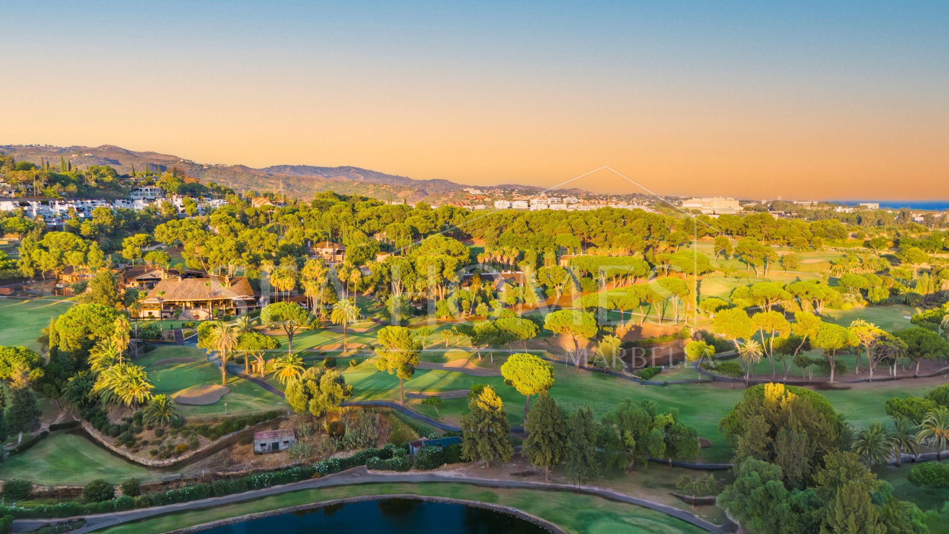 Impressive four-bedroom duplex penthouse in Vista Golf, Rio Real; with panoramic sea views