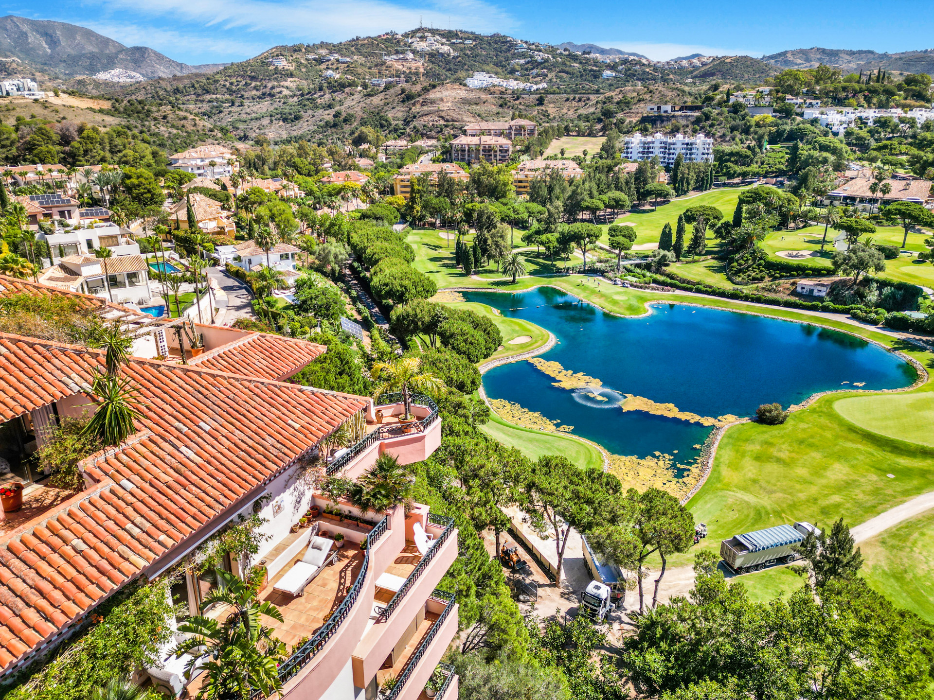 Impresionante ático duplex de cuatro dormitorios en Vista Golf, Rio Real; con vistas panorámicas al mar