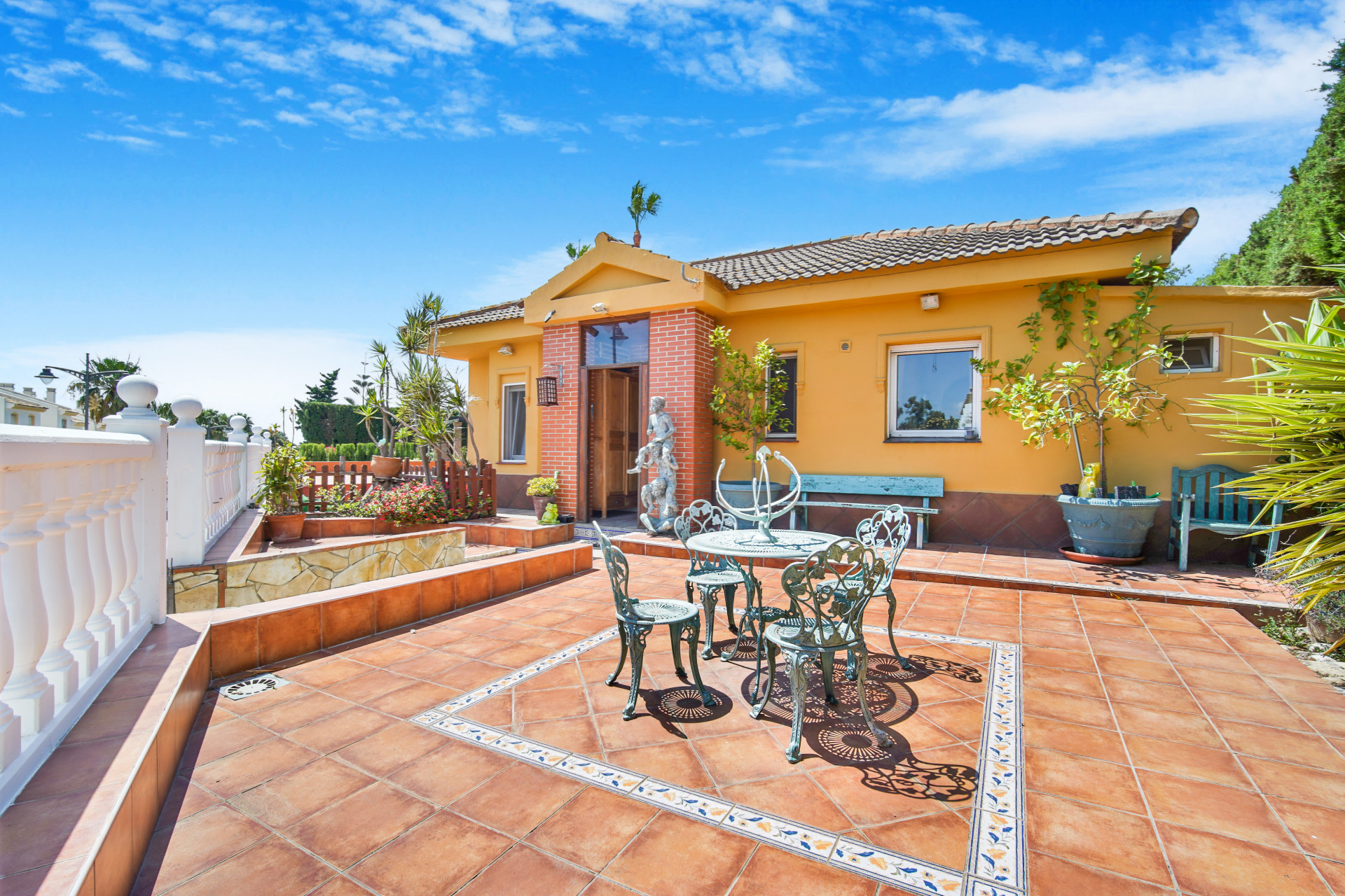 Charming three bedroom villa in a prime location of Calahonda; walking distance to all amenities and the beach