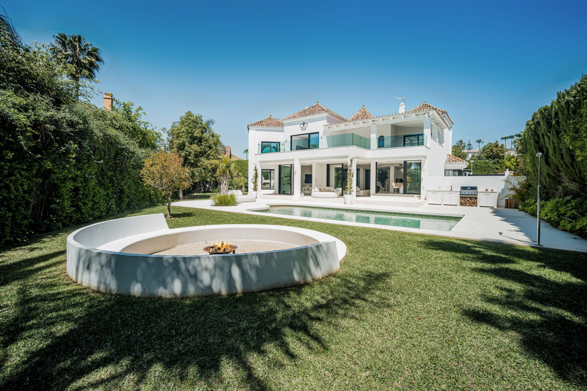 Fully reformed four bedroom, south facing villa in the gated community of Parcelas del Golf