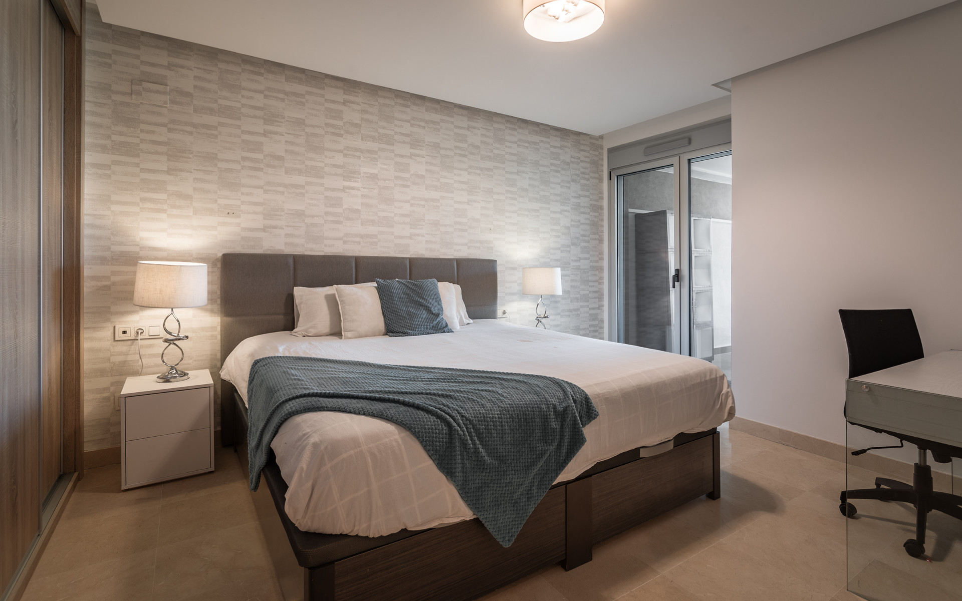 Contemporary three bedroom, southwest facing brand new apartment with panoramic views in La Reserva de Alcuzcuz, Benahavis.