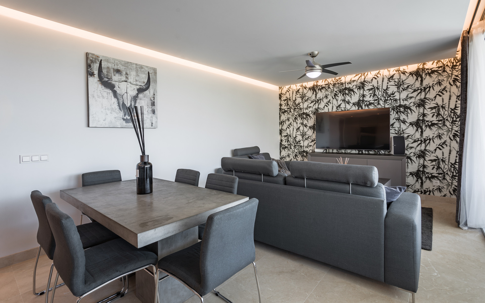 Contemporary three bedroom, southwest facing brand new apartment with panoramic views in La Reserva de Alcuzcuz, Benahavis.