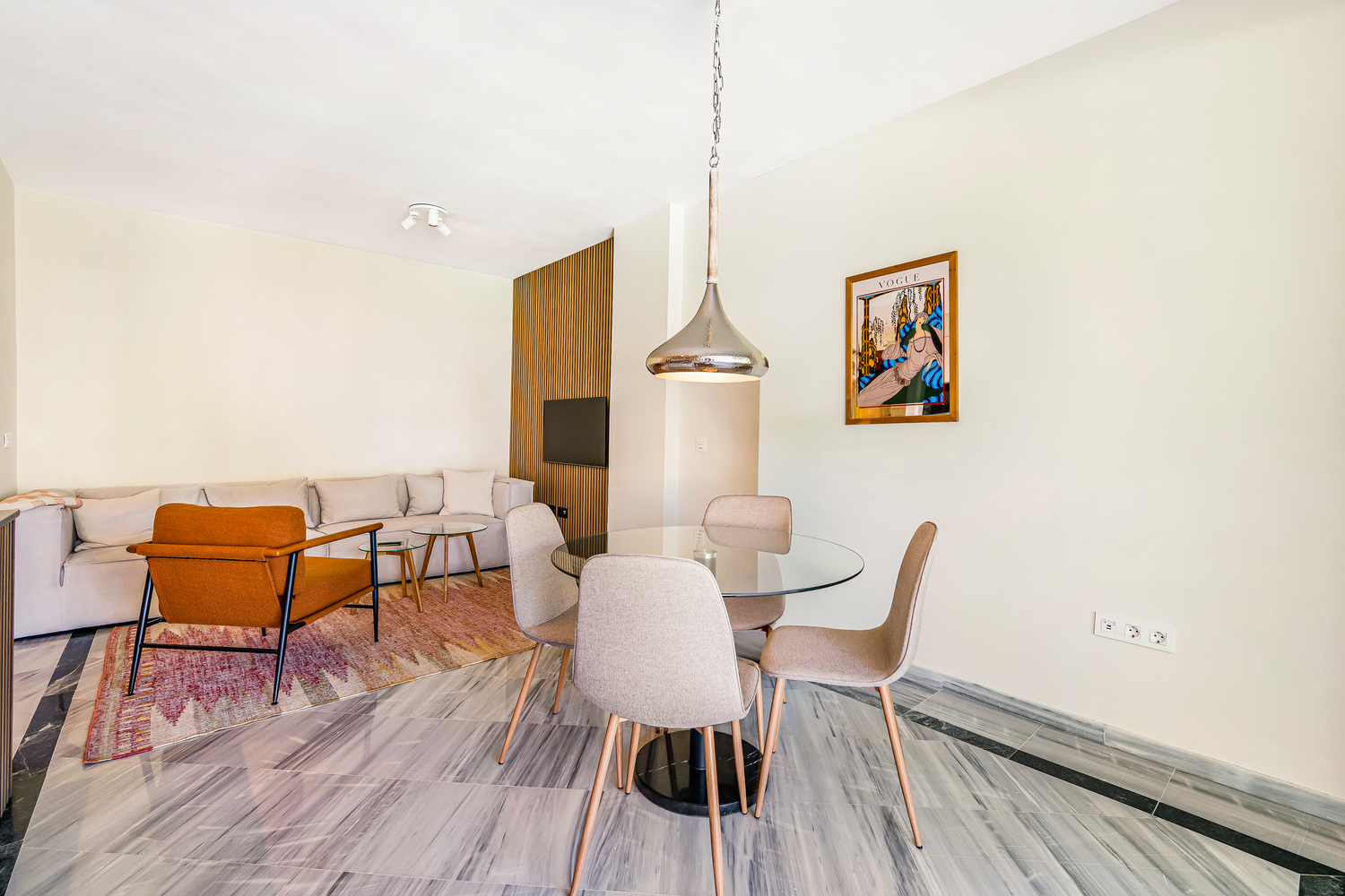 Un apartamento moderno y bellamente reformado ubicado en el corazón de la Milla de Oro, en una comunidad estilo centro turístico.