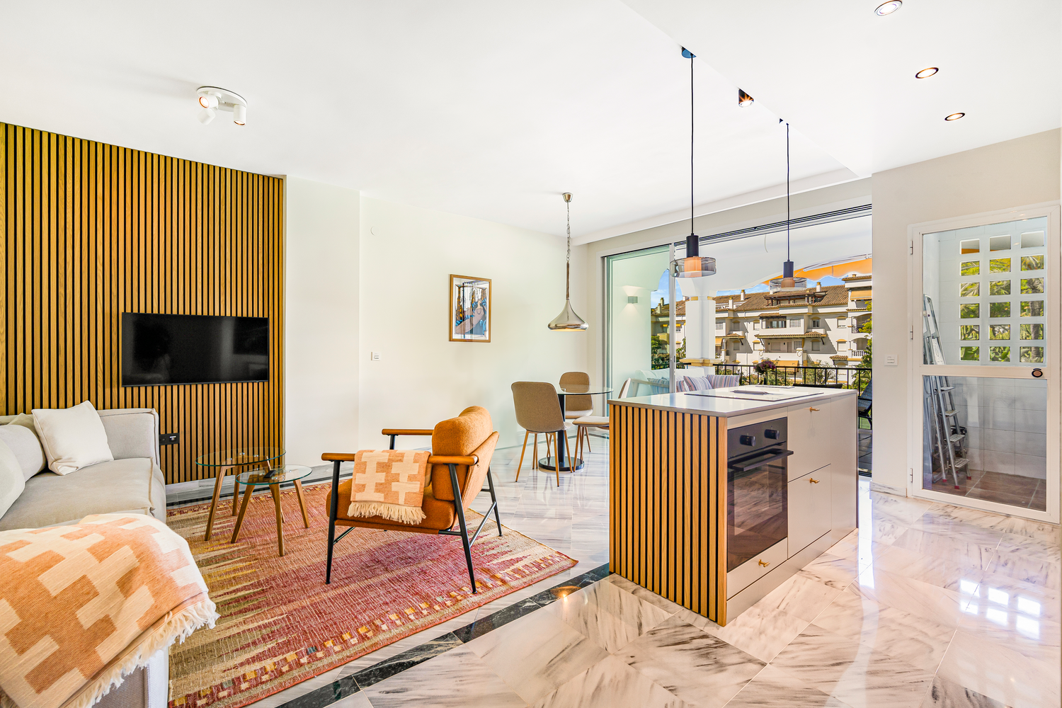 Un apartamento moderno y bellamente reformado ubicado en el corazón de la Milla de Oro, en una comunidad estilo centro turístico.