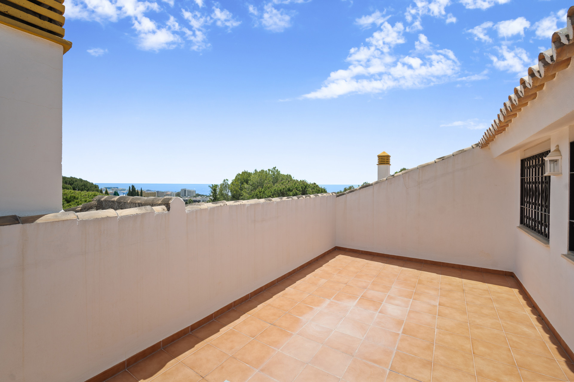 Superb three bedroom, south east facing duplex penthouse in the gated urbanisation Los Pinos de Nagueles on Marbella’s Golden Mile
