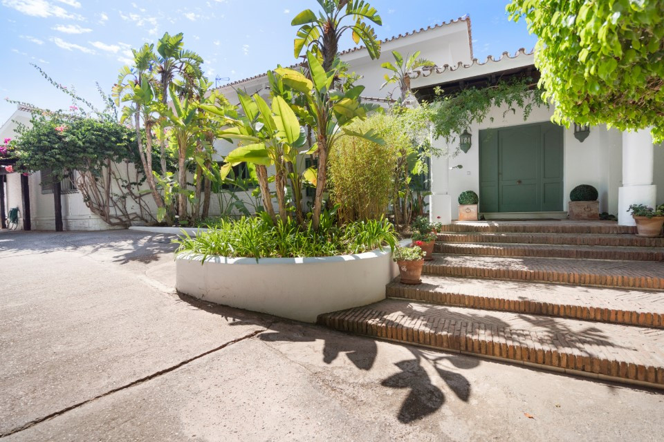Beautiful, south facing seven bedroom Villa located in Calahonda, Mijas