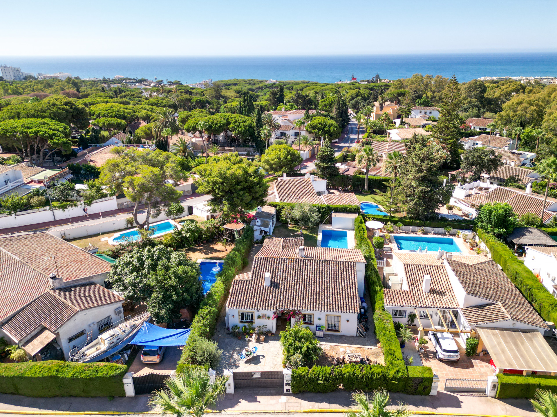 Increíble oportunidad; una villa independiente de cuatro dormitorios en una zona residencial de Calahonda, Mijas Costa