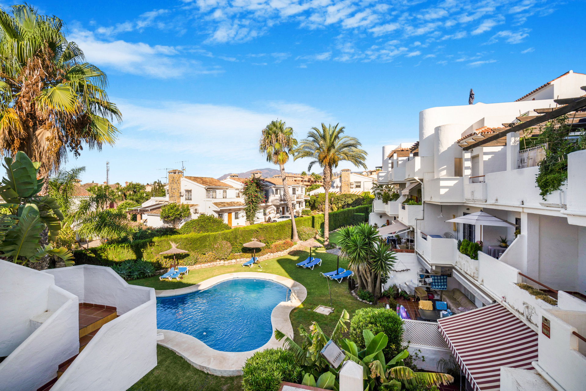 Bonito ático con orientación sur este de dos dormitorios en la comunidad cerrada Bel Air Gardens, Estepona con vistas al mar