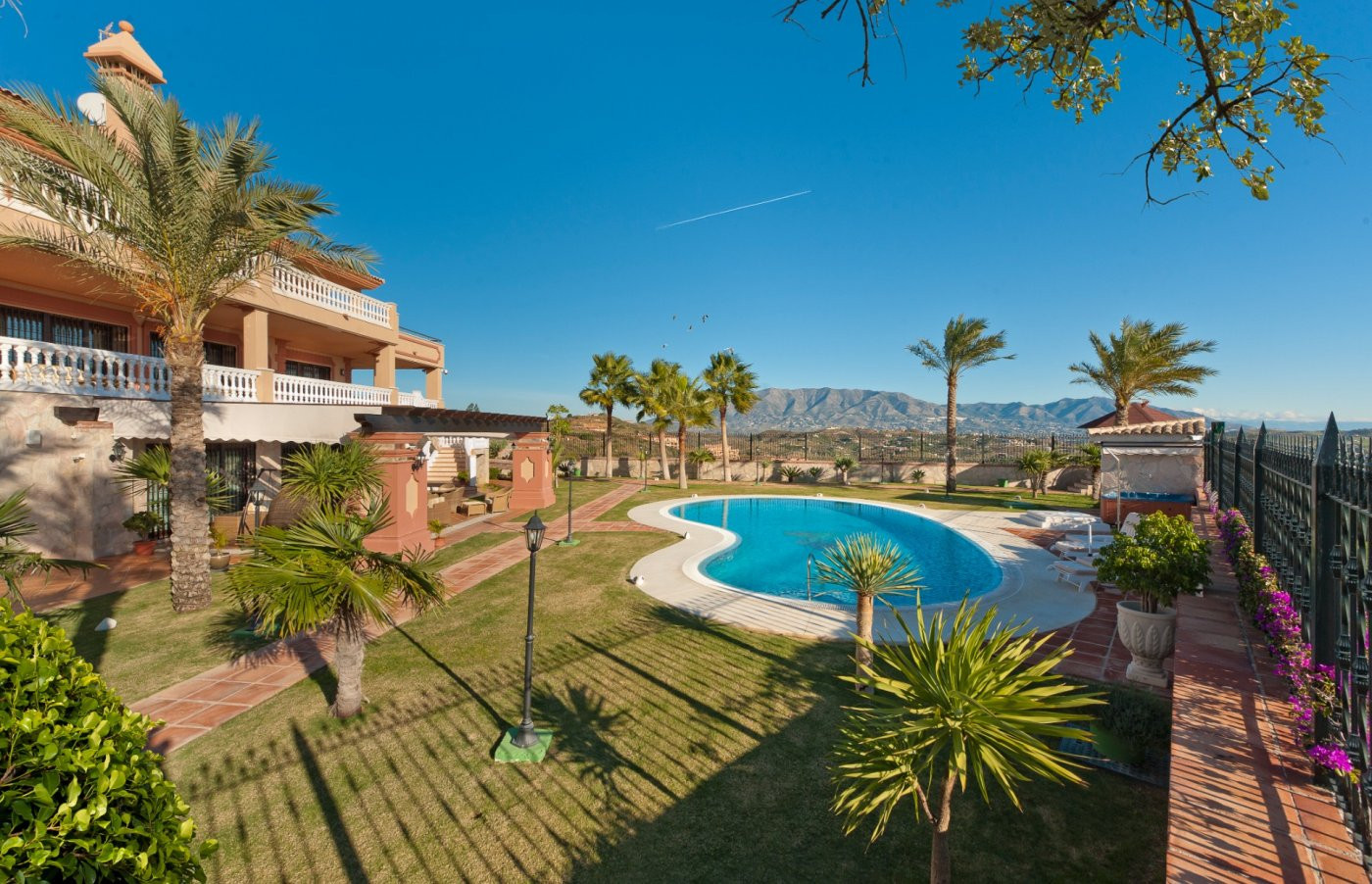 Exceptional seven bedroom, south facing villa in La Cala de Mijas with lovely sea and golf views.