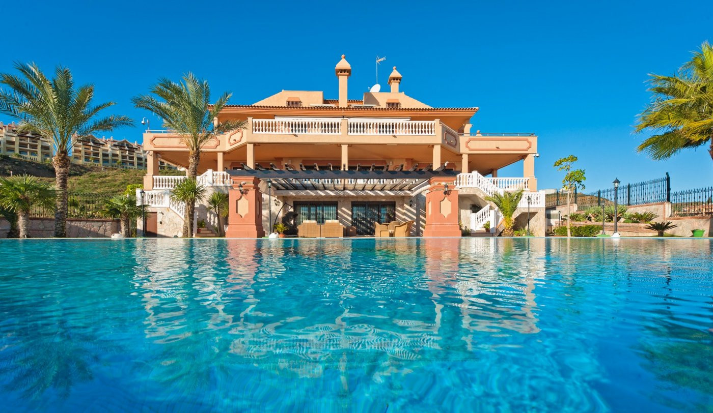 Exceptional seven bedroom, south facing villa in La Cala de Mijas with lovely sea and golf views.