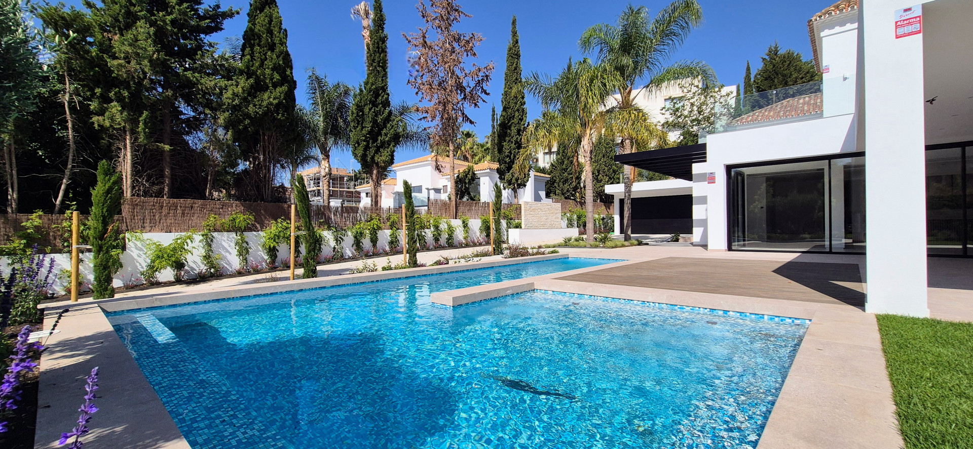Beautiful five bedroom, south facing, newly built property located in a privileged area surrounded by the best golf courses on the Costa del Sol, El Paraiso
