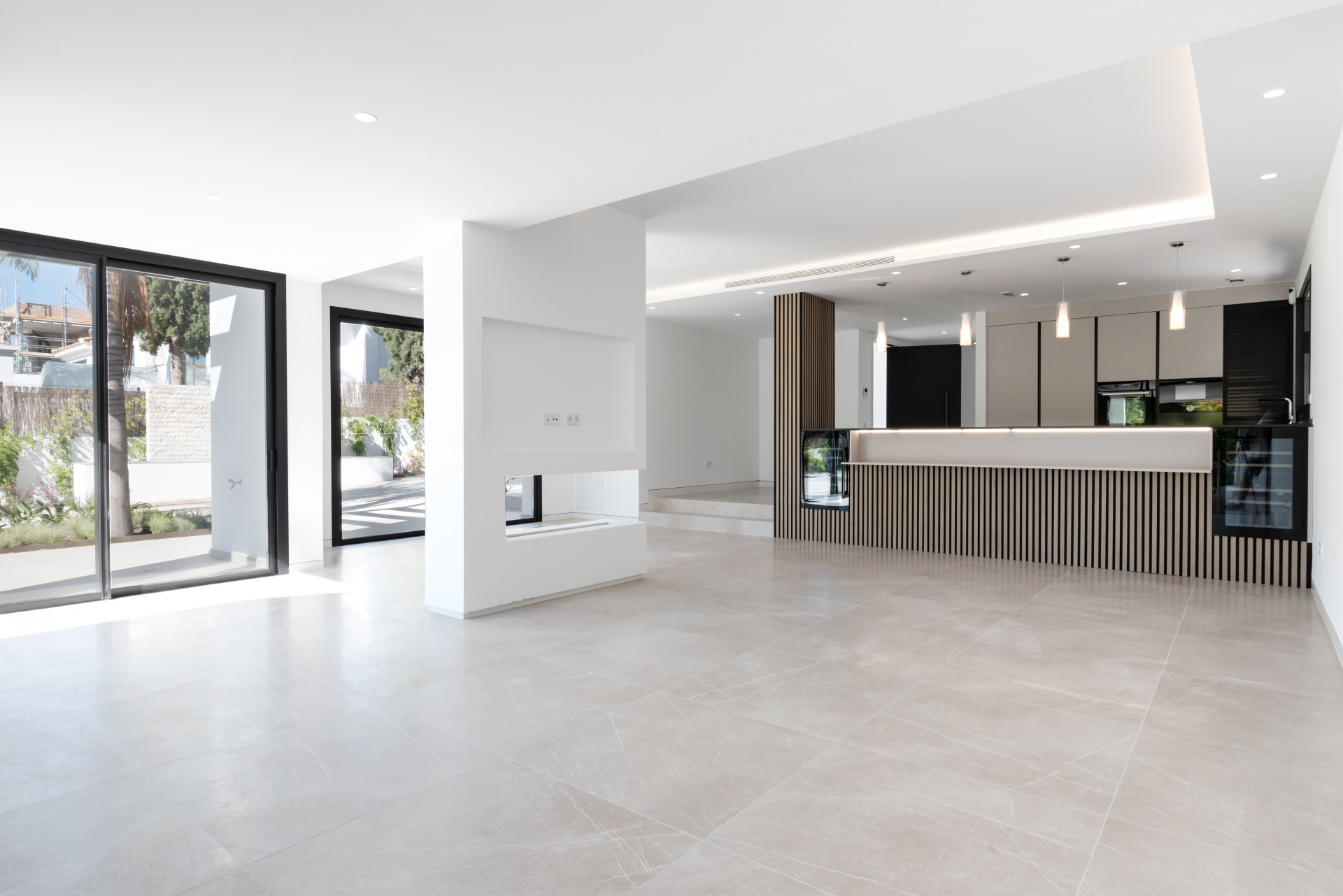 Beautiful five bedroom, south facing, newly built property located in a privileged area surrounded by the best golf courses on the Costa del Sol, El Paraiso