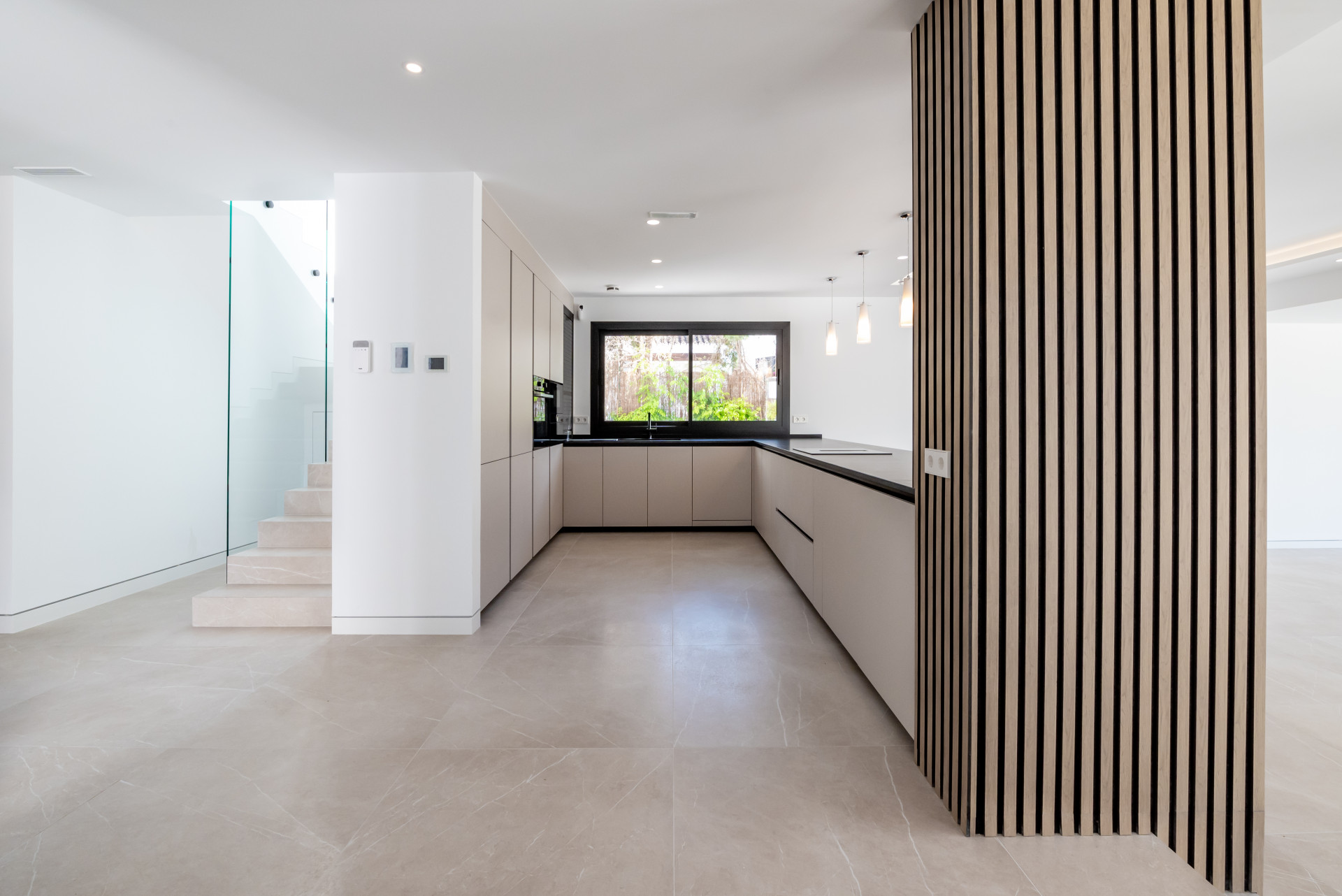 Beautiful five bedroom, south facing, newly built property located in a privileged area surrounded by the best golf courses on the Costa del Sol, El Paraiso