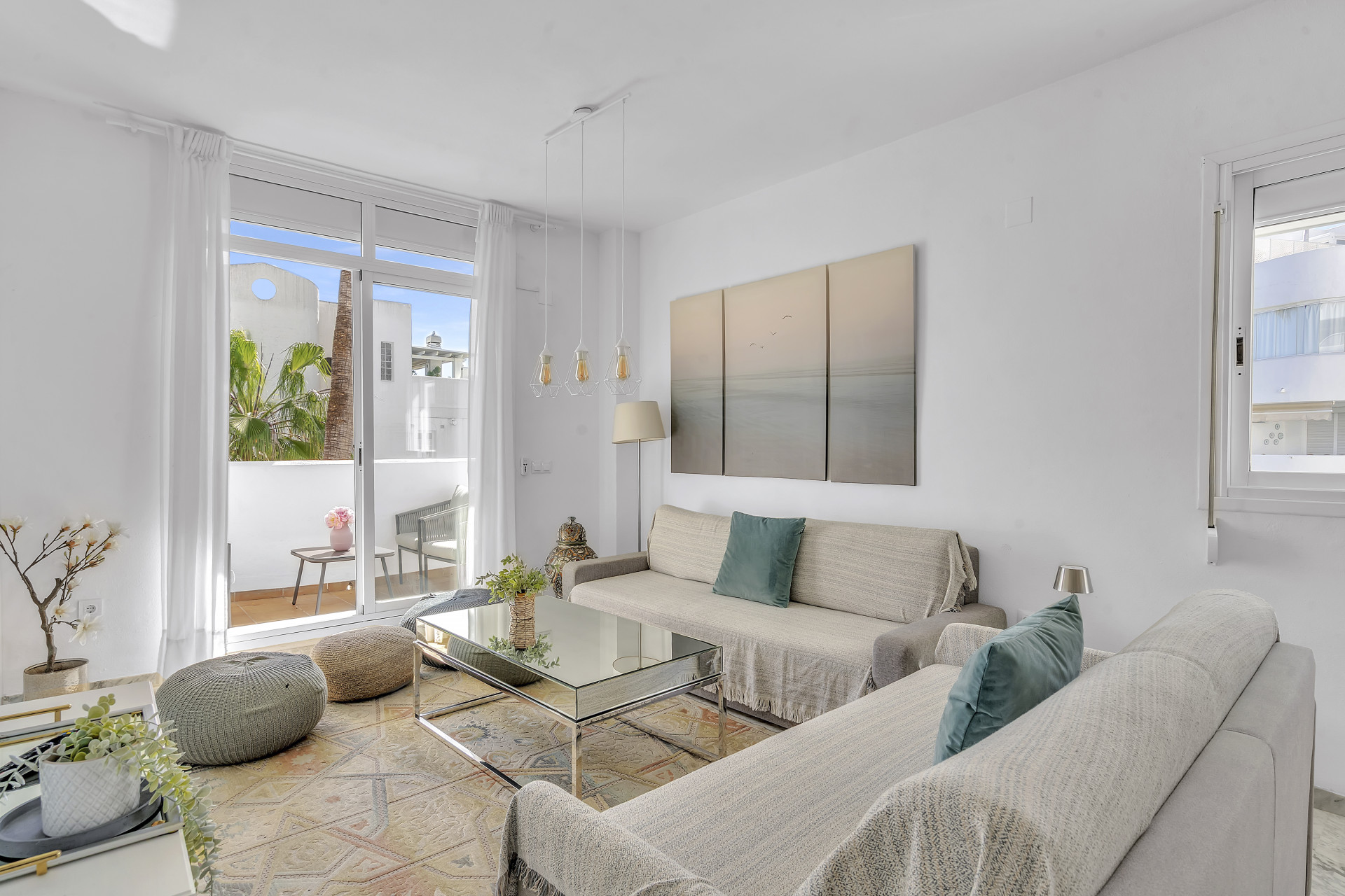 Descubra este apartamento de 3 dormitorios en la mejor ubicación de la Milla de Oro en Marbella Real, a sólo 2 minutos a pie de la playa de Casablanca, la mejor de Marbella, con exclusivos restaurantes, relajantes bares y elegantes cafeterías.