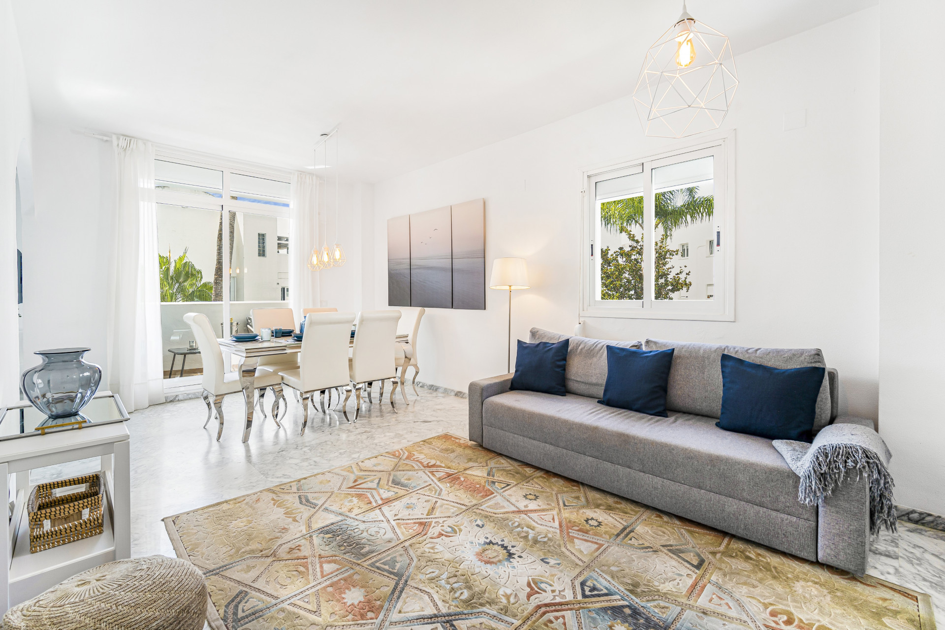 Descubra este apartamento de 3 dormitorios en la mejor ubicación de la Milla de Oro en Marbella Real, a sólo 2 minutos a pie de la playa de Casablanca, la mejor de Marbella, con exclusivos restaurantes, relajantes bares y elegantes cafeterías.