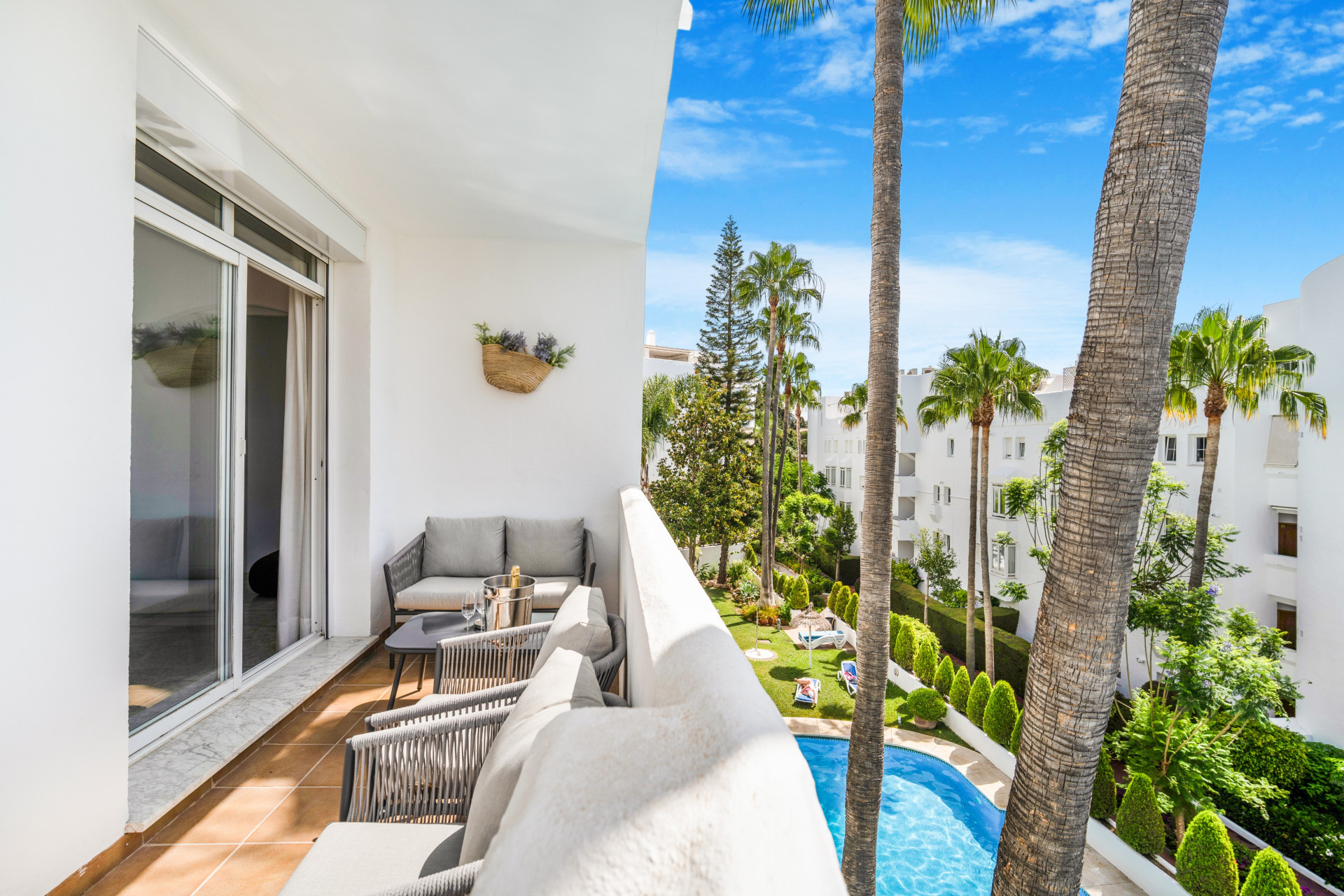 Descubra este apartamento de 3 dormitorios en la mejor ubicación de la Milla de Oro en Marbella Real, a sólo 2 minutos a pie de la playa de Casablanca, la mejor de Marbella, con exclusivos restaurantes, relajantes bares y elegantes cafeterías.