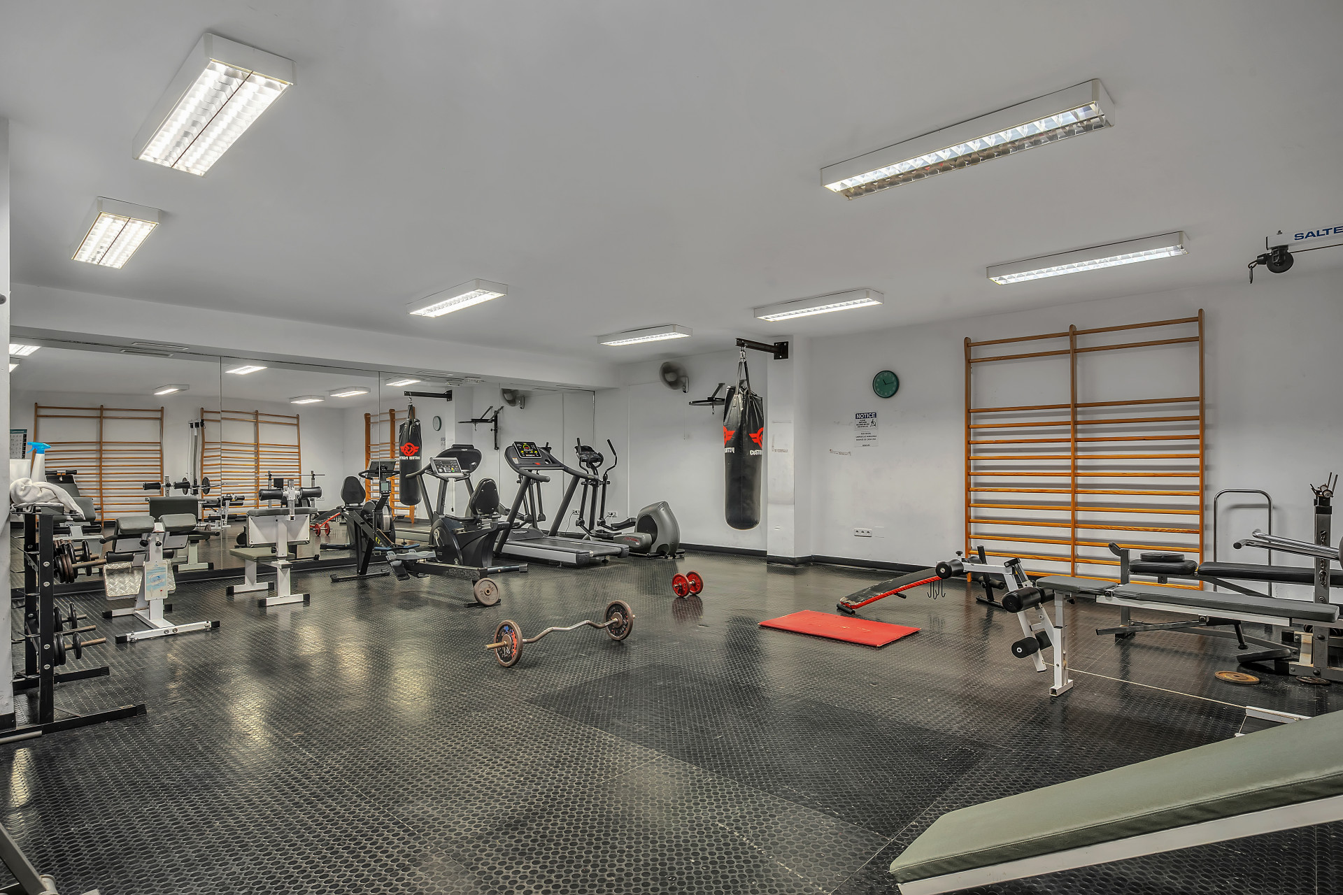 Discover this 3 bedroom apartment in the best location on the Golden Mile in Marbella Real, just a 2 minute walk to Casablanca beach, Marbella’s best, with exclusive restaurants, relaxing bars and stylish cafes.