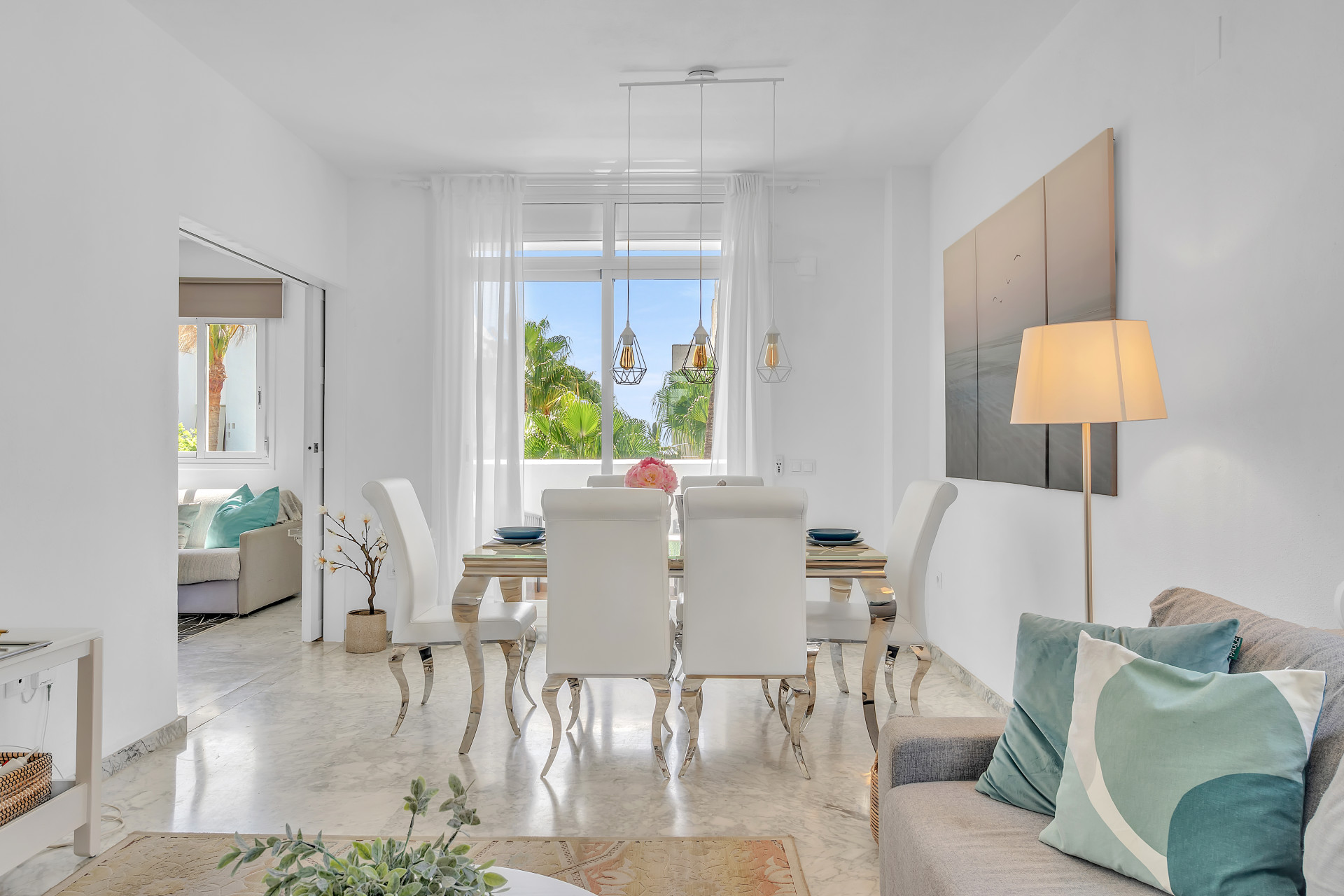 Discover this 3 bedroom apartment in the best location on the Golden Mile in Marbella Real, just a 2 minute walk to Casablanca beach, Marbella’s best, with exclusive restaurants, relaxing bars and stylish cafes.