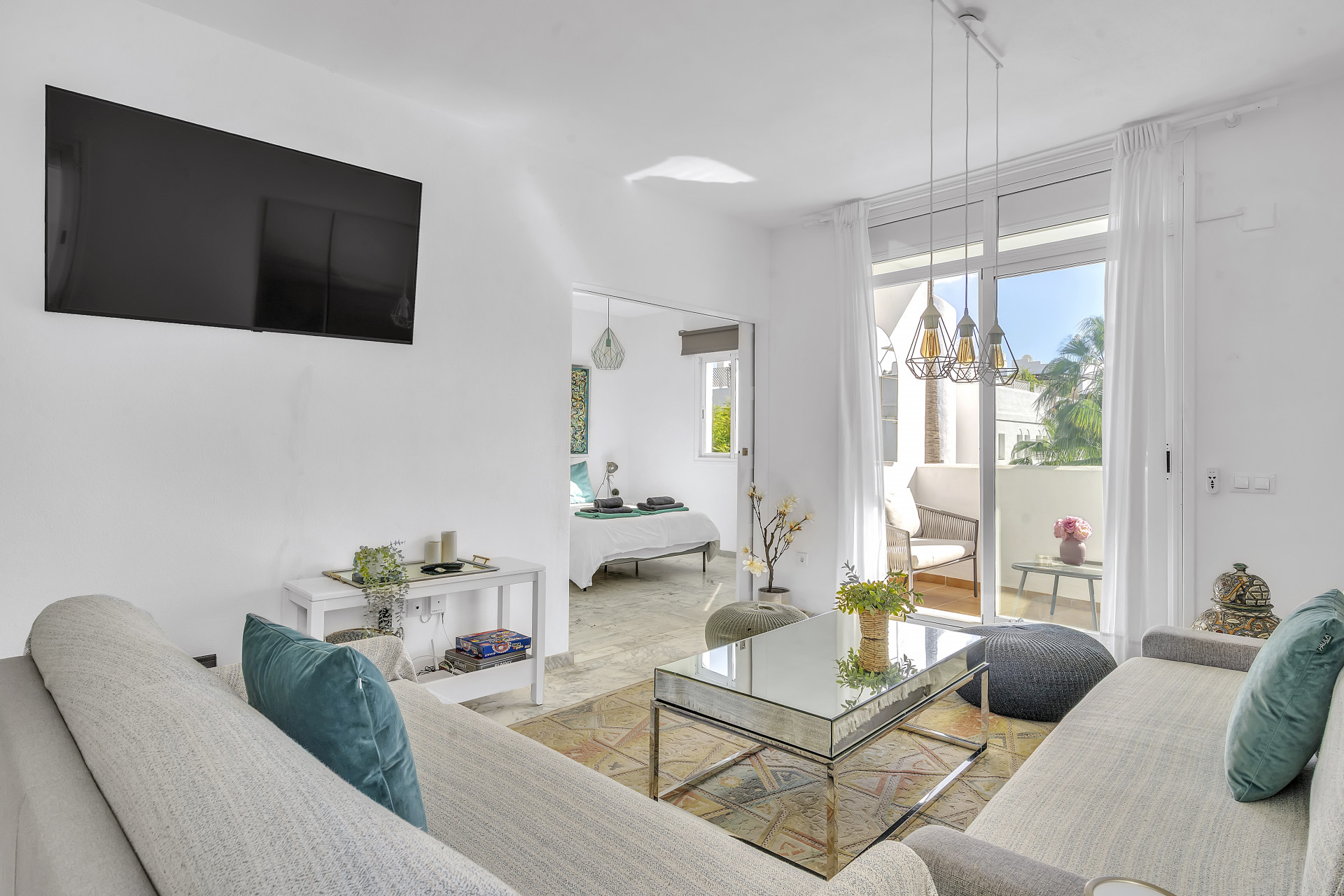 Descubra este apartamento de 3 dormitorios en la mejor ubicación de la Milla de Oro en Marbella Real, a sólo 2 minutos a pie de la playa de Casablanca, la mejor de Marbella, con exclusivos restaurantes, relajantes bares y elegantes cafeterías.