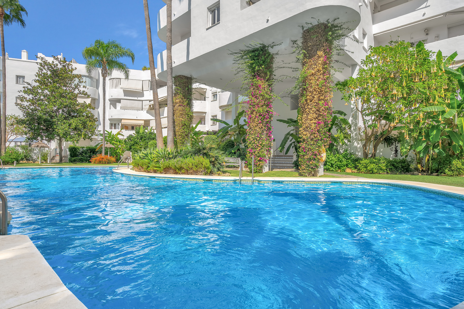 Discover this 3 bedroom apartment in the best location on the Golden Mile in Marbella Real, just a 2 minute walk to Casablanca beach, Marbella’s best, with exclusive restaurants, relaxing bars and stylish cafes.