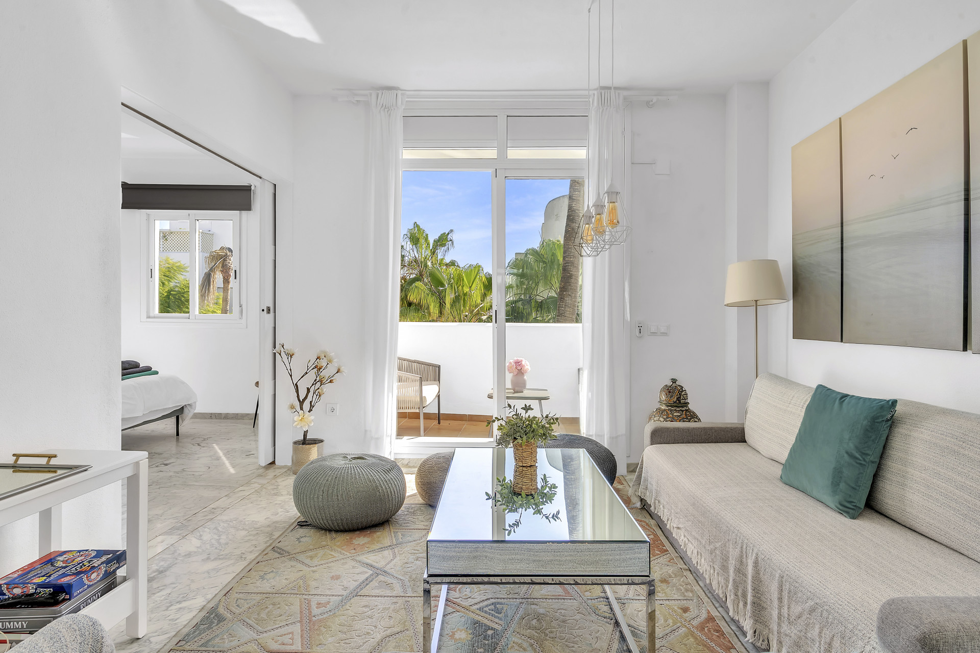Descubra este apartamento de 3 dormitorios en la mejor ubicación de la Milla de Oro en Marbella Real, a sólo 2 minutos a pie de la playa de Casablanca, la mejor de Marbella, con exclusivos restaurantes, relajantes bares y elegantes cafeterías.