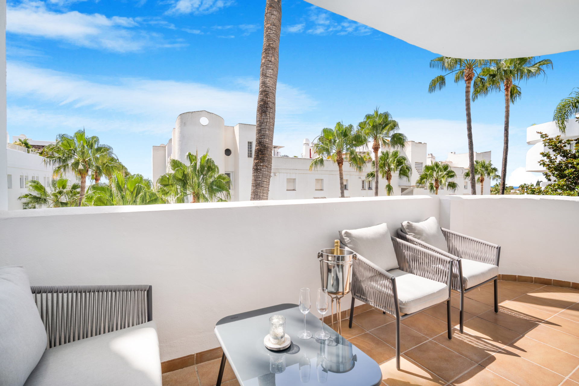 Descubra este apartamento de 3 dormitorios en la mejor ubicación de la Milla de Oro en Marbella Real, a sólo 2 minutos a pie de la playa de Casablanca, la mejor de Marbella, con exclusivos restaurantes, relajantes bares y elegantes cafeterías.