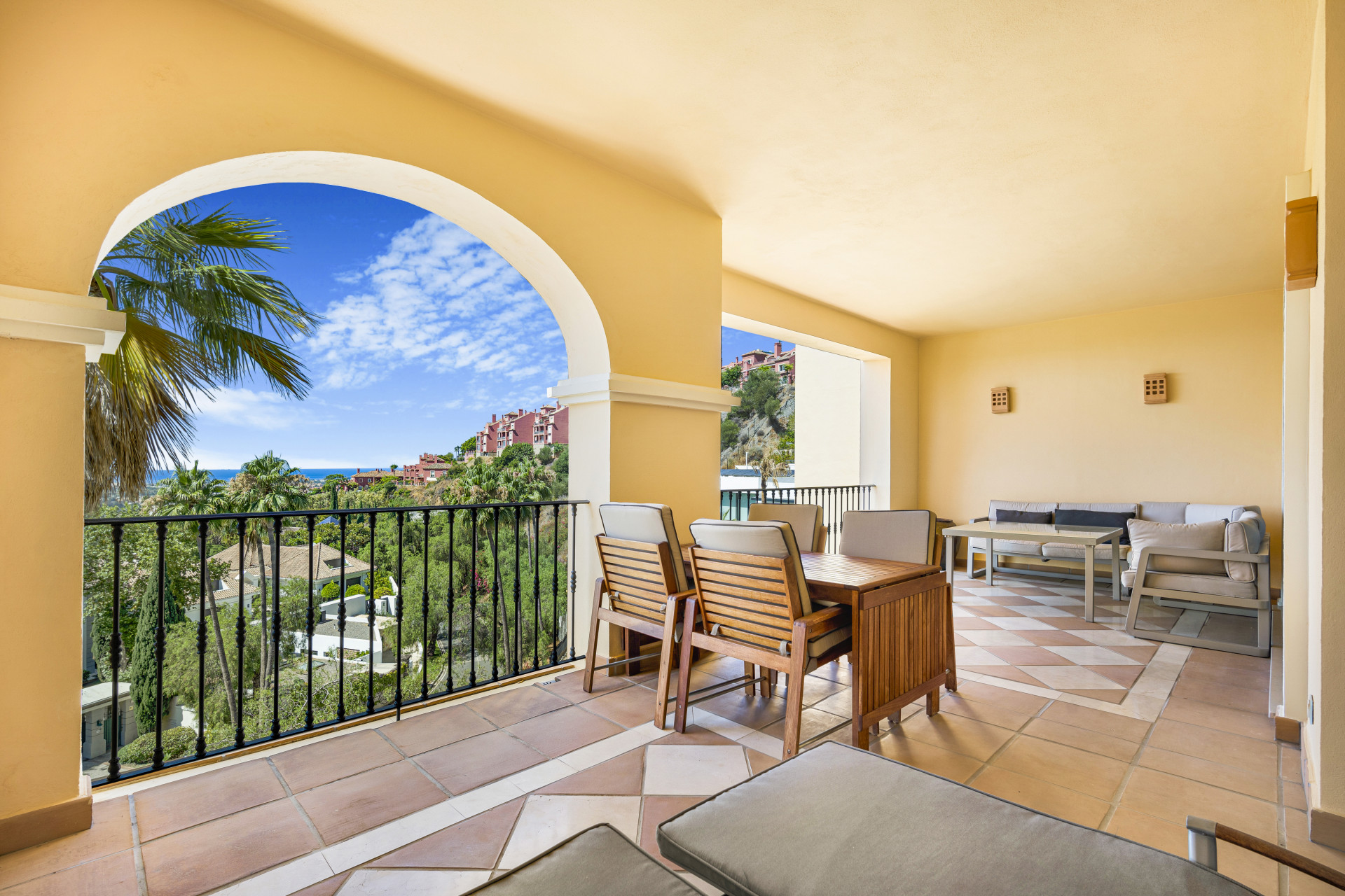 Maravilloso apartamento con orientación sur en el complejo residencial cerrado Buenavista II, La Quinta, con vistas panorámicas al mar