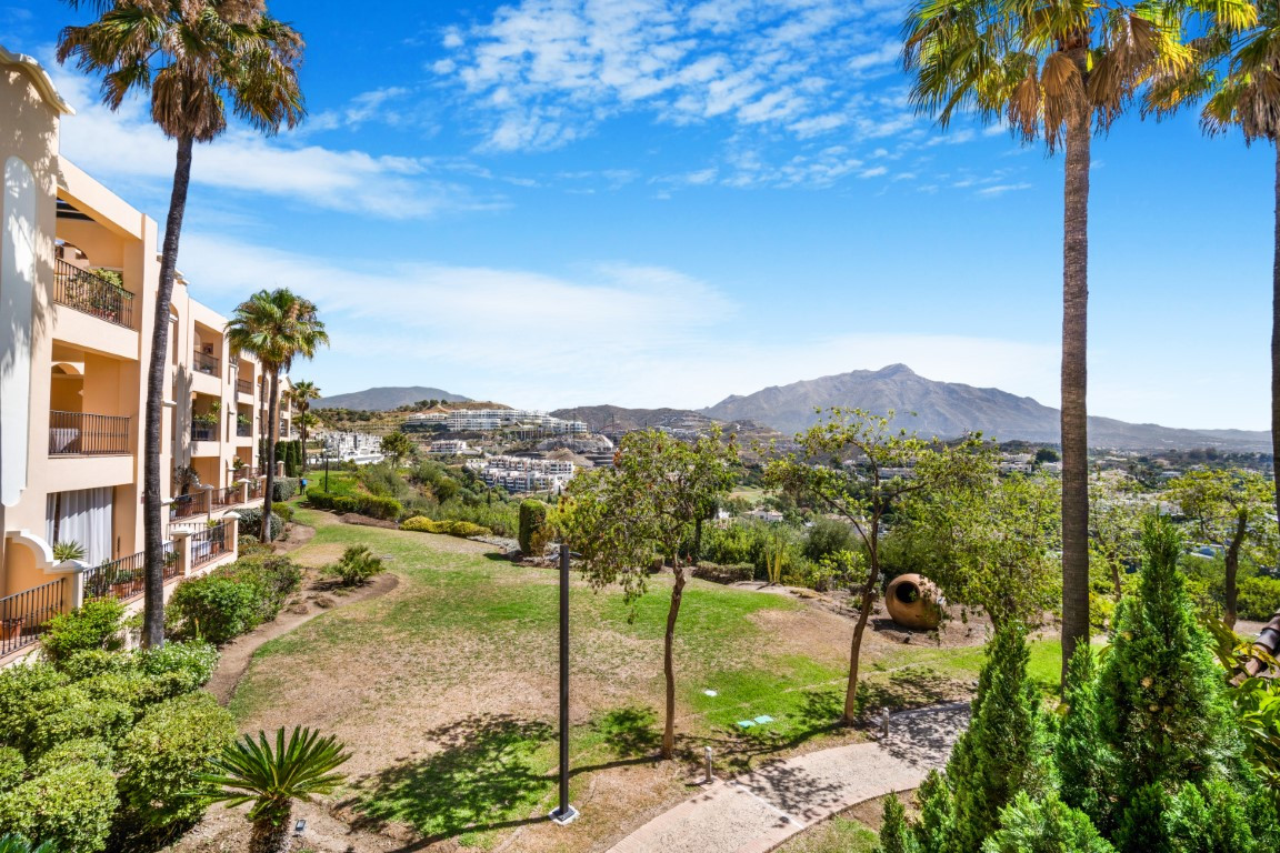 Wonderful two bedroom, south facing apartment in the gated residential complex Buenavista II, La Quinta, with panoramic sea views