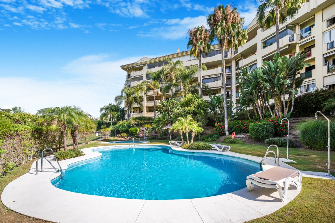 Spacious two bedroom, south west facing apartment in the gated community of Guadalcantara Golf in Guadalmina Alta