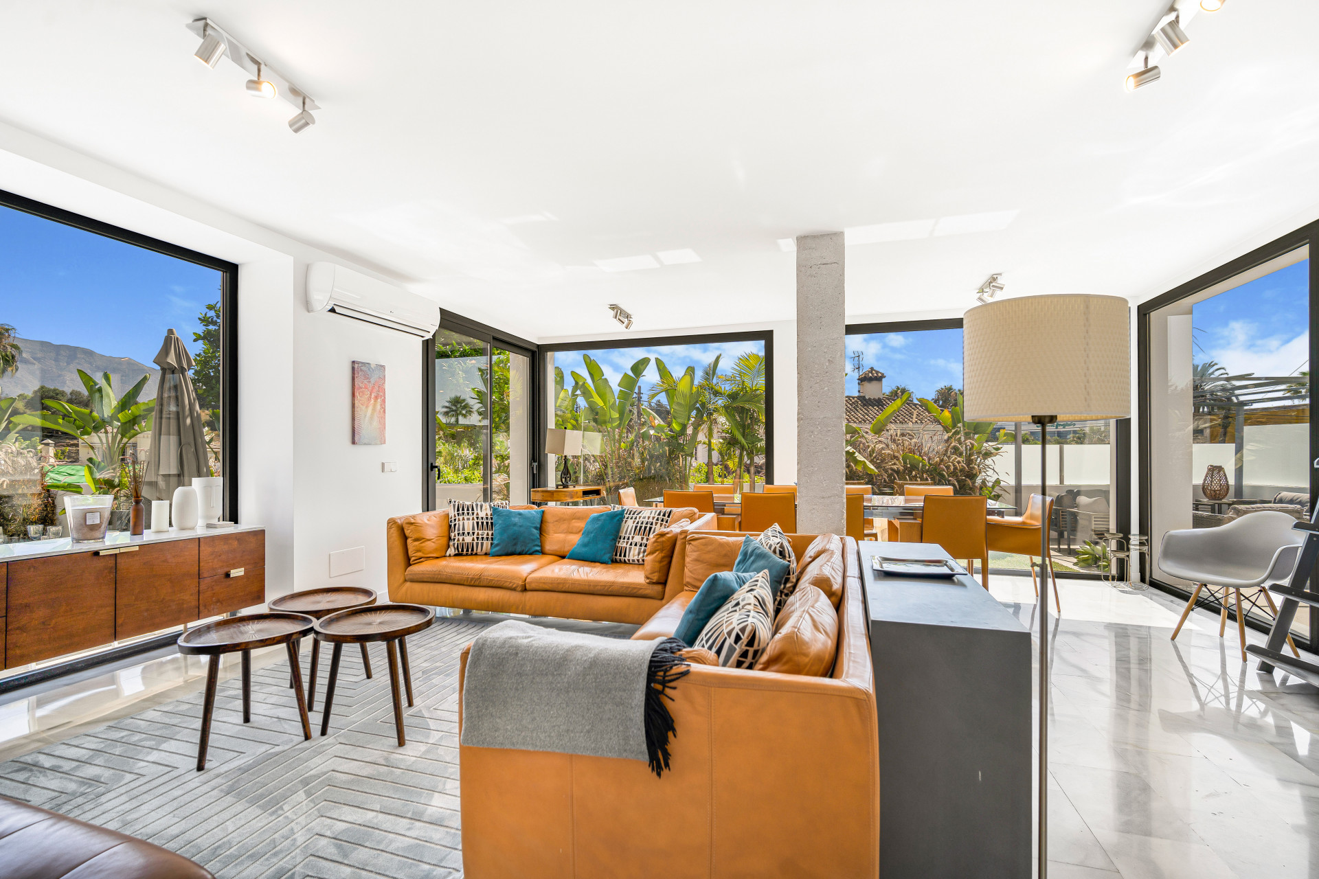 Welcome to Villa Bella, an oasis of peace within a bustling and vibrant part of Marbella, with beautiful tropical gardens complete with mediterranean palm trees, wonderful areas for relaxing in the sun, and a private heated swimming pool.