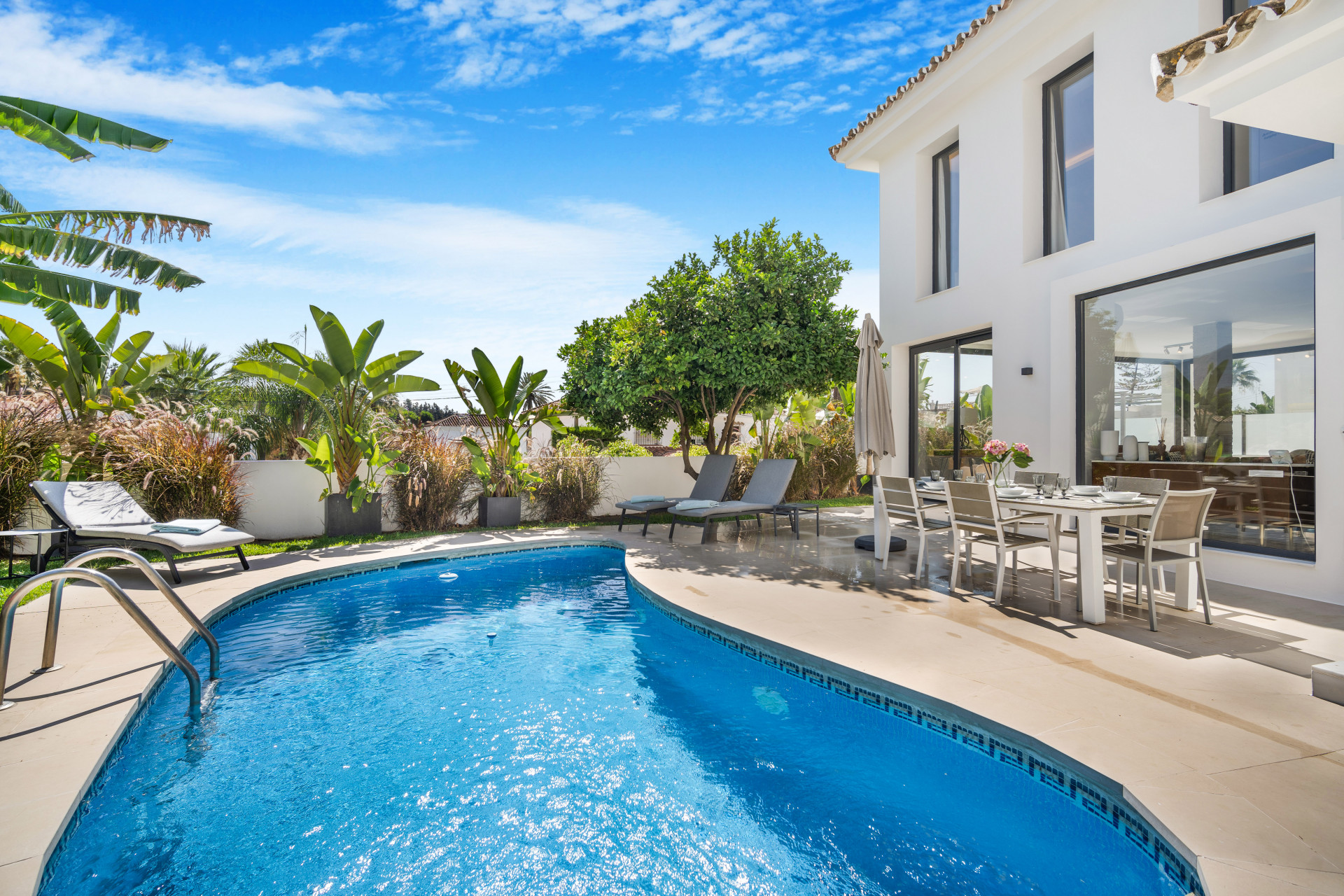 Welcome to Villa Bella, an oasis of peace within a bustling and vibrant part of Marbella, with beautiful tropical gardens complete with mediterranean palm trees, wonderful areas for relaxing in the sun, and a private heated swimming pool.